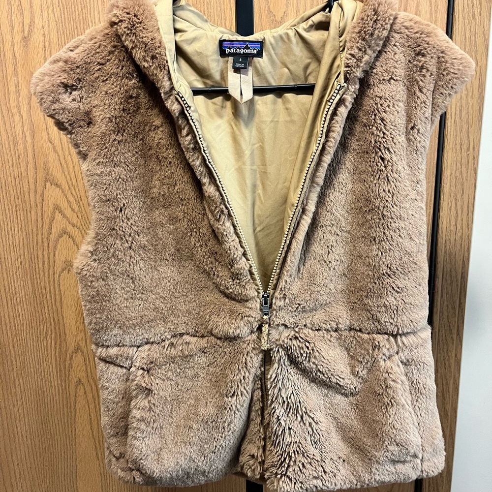 Patagonia brown hooded (worn wear) vest Sz. S
